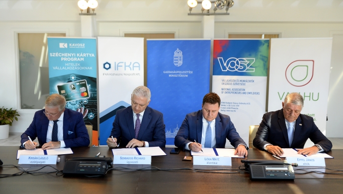 Stratégiai együttműködési megállapodást írtak alá az IFKA és a KAVOSZ, valamint az IFKA és a VOSZ képviselői